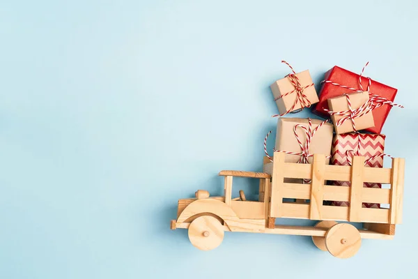 Caminhão Brinquedo Madeira Com Caixas Presente Natal Fundo Azul Espaço — Fotografia de Stock