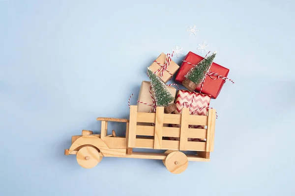 Caminhão Brinquedo Madeira Com Caixas Presente Árvores Natal Fundo Azul — Fotografia de Stock