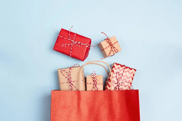 Rote Einkaufstasche Mit Geschenken Auf Blauem Hintergrund Weihnachtseinkauf Und Rabattkonzept — Stockfoto