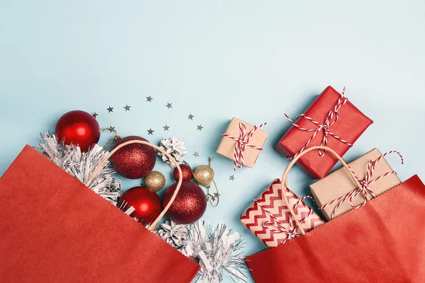 Sacos Compras Vermelhos Com Decoração Natal Presentes Fundo Azul Compras — Fotografia de Stock