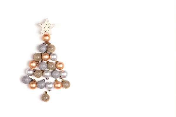 Kerstboom Gemaakt Van Kleine Decoratieve Goud Zilver Ballen Witte Achtergrond — Stockfoto