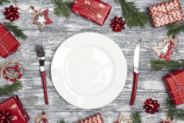 Çatal bıçak takımı ve gri ahşap masa üzerinde Noel süslemeleri ile Festival tablo ayarı. Üstten görünüm. Noel sofra.