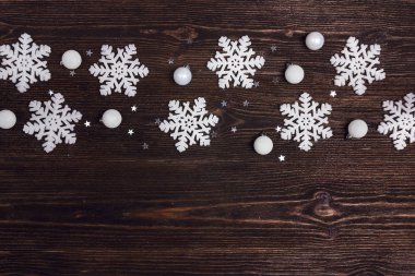 Tatil dekorasyon ahşap arka plan üzerinde kopya alanı ile kış sınır. Üstten görünüm; düz lay.