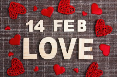 Sevgililer günü arka plan çul yazıt ve kırmızı kalpler ile. Düz yatıyordu, en iyi görünümü.