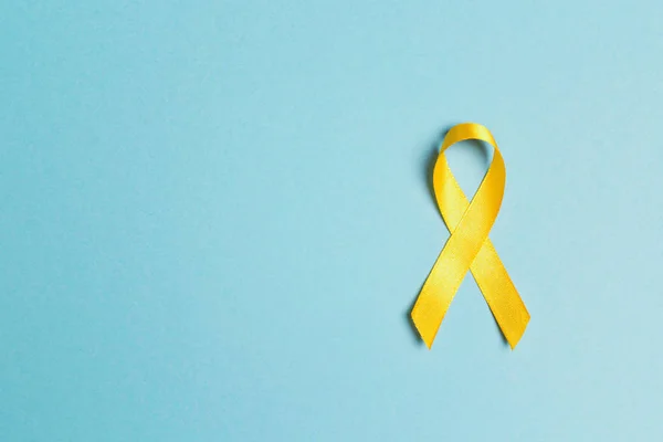 Conscientização Câncer Infantil Faixa Amarela Fundo Azul Dia Câncer Infância — Fotografia de Stock