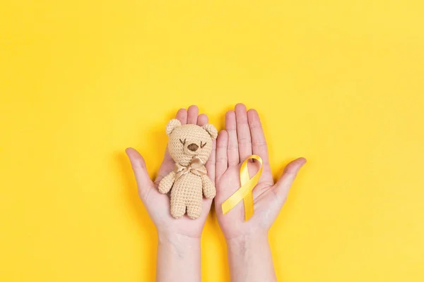 Ragazza Mani Tenendo Giocattolo Dei Bambini Con Bambino Cancro Consapevolezza — Foto Stock