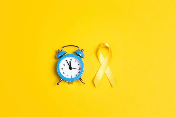 Geel Lint Wekker Gele Achtergrond Met Kopie Ruimte Childhood Cancer — Stockfoto