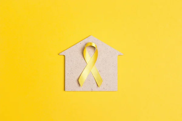 Yellow Ribbon Med Hus Symbol Gul Bakgrund Barndomen Cancer Day — Stockfoto
