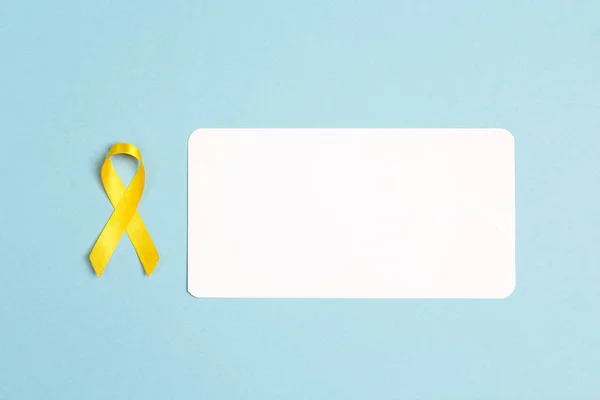 Jeugd Kanker Bewustzijn Yellow Ribbon Met Blanco Papier Kaart Voor — Stockfoto