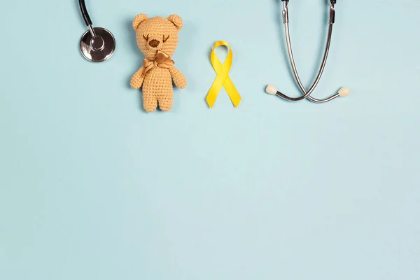 Consapevolezza Del Cancro Infantile Nastro Giallo Con Orso Giocattolo Stetoscopio — Foto Stock