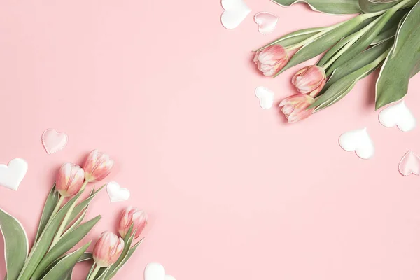 Fundo Moldura Floral Com Flores Tulipas Corações Fundo Pastel Rosa — Fotografia de Stock