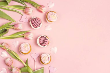 Lezzetli kek üzerinde pastel pembe Lale ile sınır. Romantik aşk arka plan. St. Valentine, anneler, Bayan gün kavramı. Kopya alanı, ek yükü vurdu. 