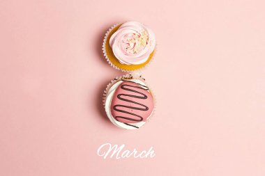 Pastel pembe 8 numaraya şeklinde kek. 8 Mart Dünya Kadınlar Günü kavramı.