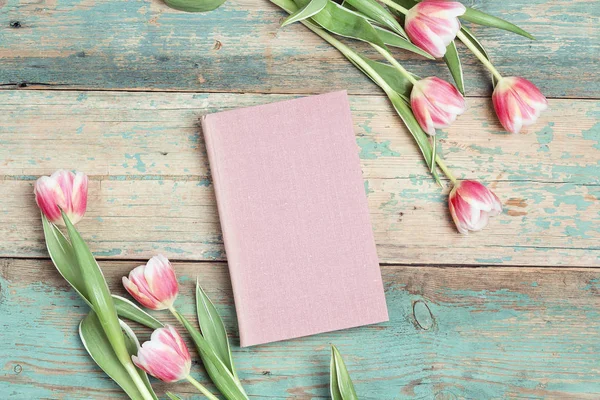 Tulipán Květy Růžová Kniha Retro Dřevěný Stůl Kopie Prostoru Matky — Stock fotografie
