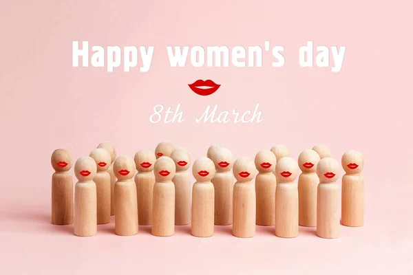 国际妇女节背景与木制娃娃与红色嘴唇在粉红色的背景 3月8日概念 — 图库照片