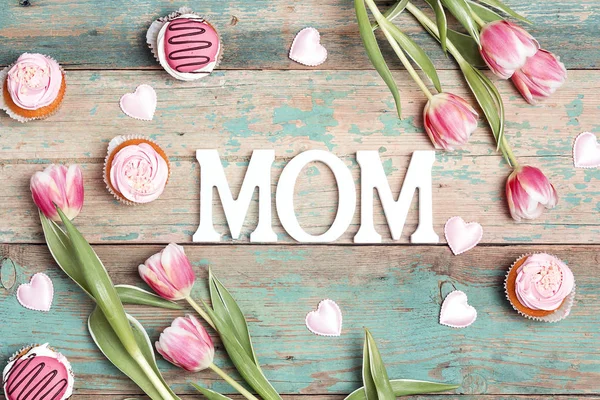 Moeders Dag Bericht Met Tulpen Cupcakes Houten Tafel Mother Day — Stockfoto