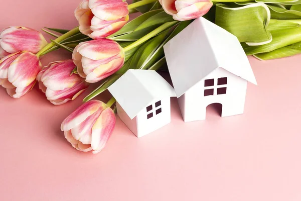 Két Miniatűr Fehér Játék Ház Tulipán Virágok Rózsaszín Háttér Hely — Stock Fotó