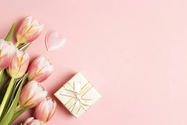 Fiori Tulipano Con Confezione Regalo Sfondo Rosa Pastello Copia Spazio — Foto Stock