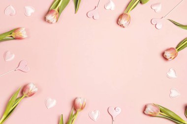 Lale çiçek ve kalpleri pembe p çerçeve çiçek arka plan