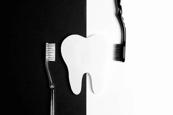 Dente Bianco Con Spazzolini Denti Sfondo Bianco Nero Salute Dentale — Foto Stock