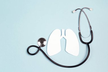 Mavi arka plan üzerinde stetoskop ile akciğerler sembolü. Dünya Tubercul