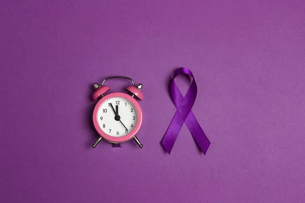 Mor epilepsi farkındalık şerit ile çalar saat üzerinde mor ba