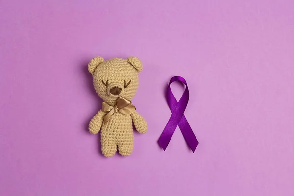 Çocuk oyuncak bir mor epilepsi farkındalık şerit üzerinde bir purp ile