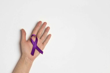 Mor tutan el beyaz bir arka plan şeritler. Dünya epileps