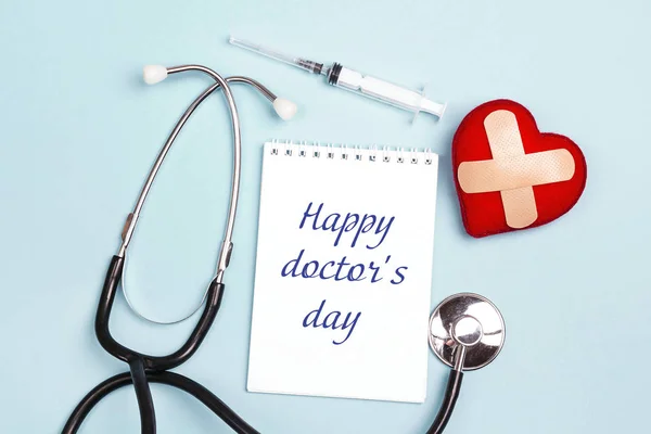 Dia do médico cartão de saudação com estetoscópio e coração . — Fotografia de Stock