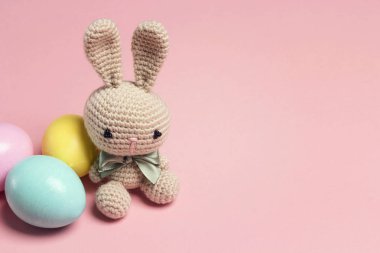 Paskalya tavşanı renkli yumurta ve kopya alanı pembe kağıt b