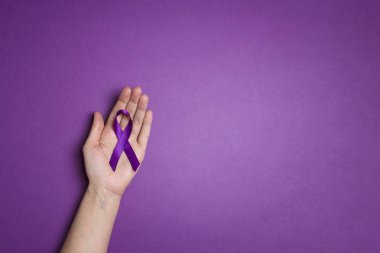 Mor tutan el bir p or arka plan şeritler. Dünya epile