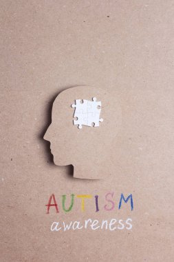 Otizm farkındalık günü kavram bulmaca beyin simgesiyle. 