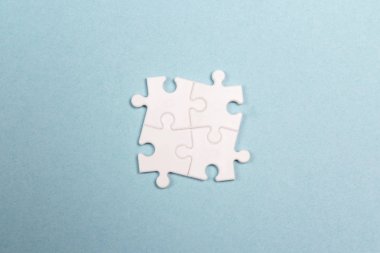 Dört adet beyaz bulmaca.