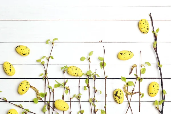 Dekorativní velikonoční vajíčka s březovými větvemi s první listy na — Stock fotografie