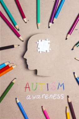 Otizm farkındalık günü kavram bulmaca beyin simge ve renk ile