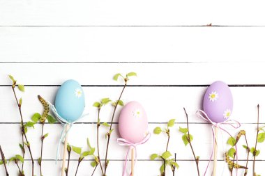 Huş ağacı dalları ile ilk yapraklarda ile dekoratif Paskalya yumurtaları