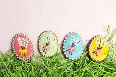 Ev yapımı gingerbread çerezleri decora Paskalya yumurta şeklinde