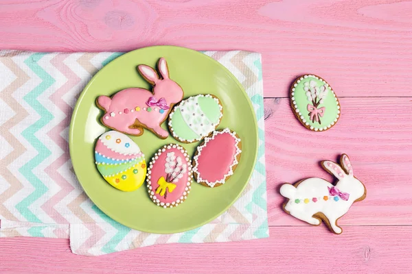 Easter homemade gingerbread cookies on the plate on a pink woode — Stock Photo, Image