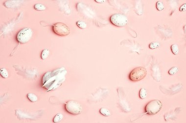 Dekoratif tavşan ile Paskalya pembe arka plan, yumurta tüyleri ve 