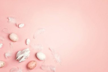 Dekoratif tavşan, yumurta, tüy ve Paskalya pembe arka plan
