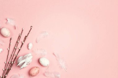 Dekoratif tavşan, yumurta, tüy ve Paskalya pembe arka plan