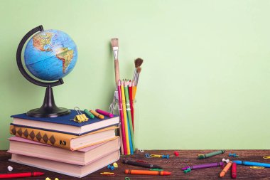 Bir dünya, kitap ve okul yığını ile Eğitim kompozisyon 