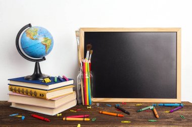 Temiz bir tebeşir tahtası, bir küre, bir yığın eğitim kompozisyon 