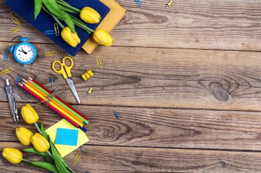 Okul malzemeleri ve lale fl ile şenlikli eğitim arka plan