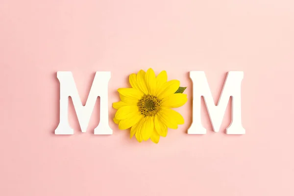 Word Mom with Yellow sunflowers on pink background. Mother's Day — Stock Photo, Image