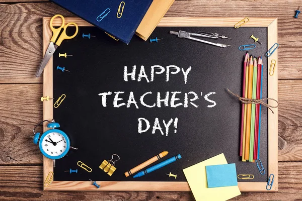 A chalkboard with the text happy teachers day written in it, sch — Stock Photo, Image