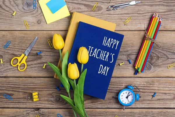 Platte lay compositie voor Teacher's Day op de boeken met school — Stockfoto