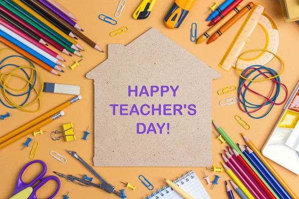 Teacher's Day concept met huis symbool en schoolbenodigdheden op y — Stockfoto