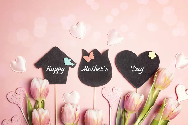 День матері повідомлення на маленьких дошках з квітами тюльпанів і — стокове фото