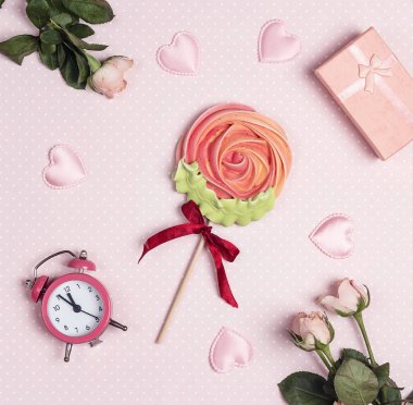 Güller, kalpler, hediye ve bir çevrili Beze lolipop çiçek